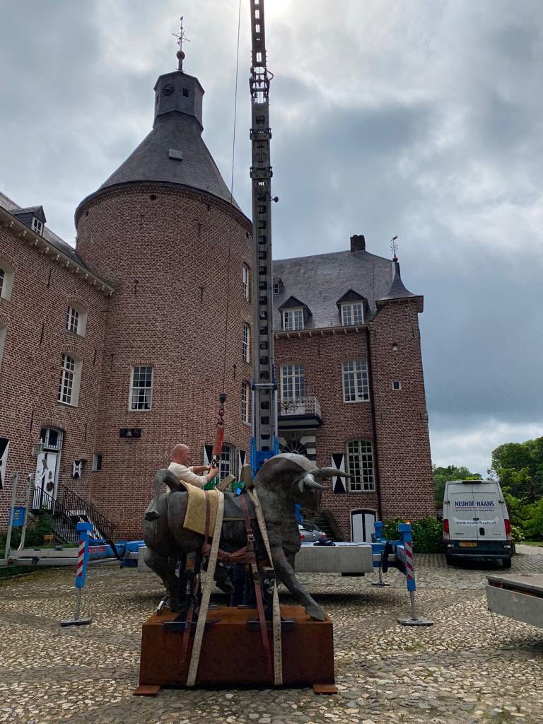 DirixSculptures's tweet photo. Met een krachtmeting zijn de voorbereidingen van een bijzondere #expositie gestart. De kraan tilt max. 1500 kg. Toro Grande weegt met sokkel 1455 kg.  #kasteel #Aldenghoir  #Art 
24 – 25 – 26 September #welkom #Haelen #Leudal #josdirixsculptures https://t.co/iYPE0fWHIw
