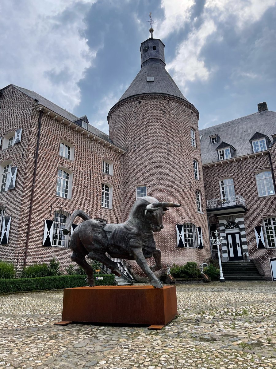 DirixSculptures's tweet photo. Met een krachtmeting zijn de voorbereidingen van een bijzondere #expositie gestart. De kraan tilt max. 1500 kg. Toro Grande weegt met sokkel 1455 kg.  #kasteel #Aldenghoir  #Art 
24 – 25 – 26 September #welkom #Haelen #Leudal #josdirixsculptures https://t.co/iYPE0fWHIw