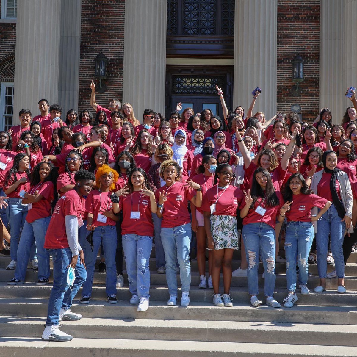 SMUHRP's tweet photo. Sixty DFW high school students showing up as changemakers. Twenty-four #SMUHumanRights students and alumni showing out as leaders. Four pitch contest winners ready to innovate. This is what #YouthSummit2021 looks like. #DemandDignity #ShowUp #ShowOut

📸 Ash Thye ‘23 https://t.co/qummrmrJKs