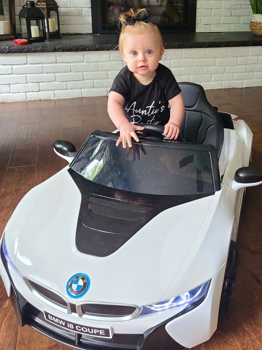 hzappitelli's tweet photo. @BMW @BMWUSA Rosie got her new i8 and is loving it https://t.co/GjrBYgOrzZ