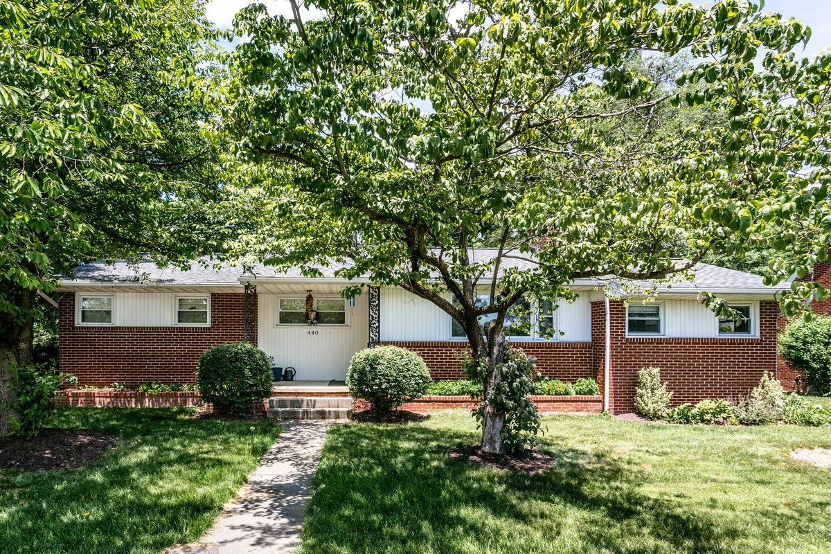 Don't miss this sweet home in charming Dayton! 3 beds, 2 baths, $249,900

440mason.theharrisonburghomesteam.com