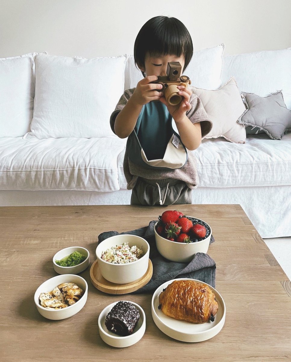 Cue our future foodies here 😋 What’s the first step becoming a foodie? Documenting all the delicious food 🍱 and our wooden toy camera can be their perfect first camera to do that 📸