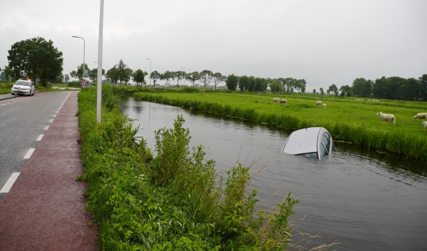 Auto belandt in sloot Bergambacht - ..