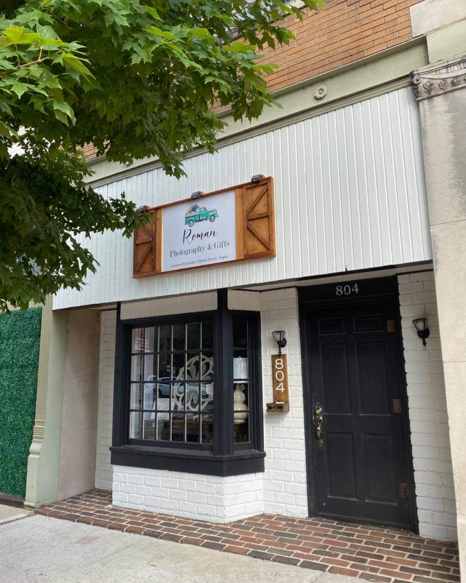#WelcomeWednesday 

New to Bank Street! Roman Photography &amp; Gifts is located on upper Bank and specializes in weddings, quinceaneras, portraits, and toddler photography.