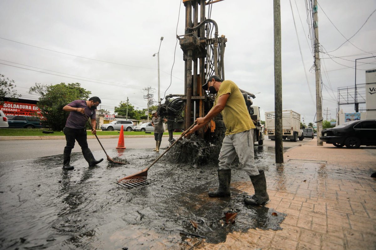 AytoCancun's tweet photo. A través de nuestra brigadas de @ServPublicosBj trabajamos de manera constante en labores de desazolve en distintos puntos de la ciudad, en esta ocasión se encuentran la Av. Bonampak #SM74 📍.
#TrabajamosParaTi https://t.co/dvIjABgEMF