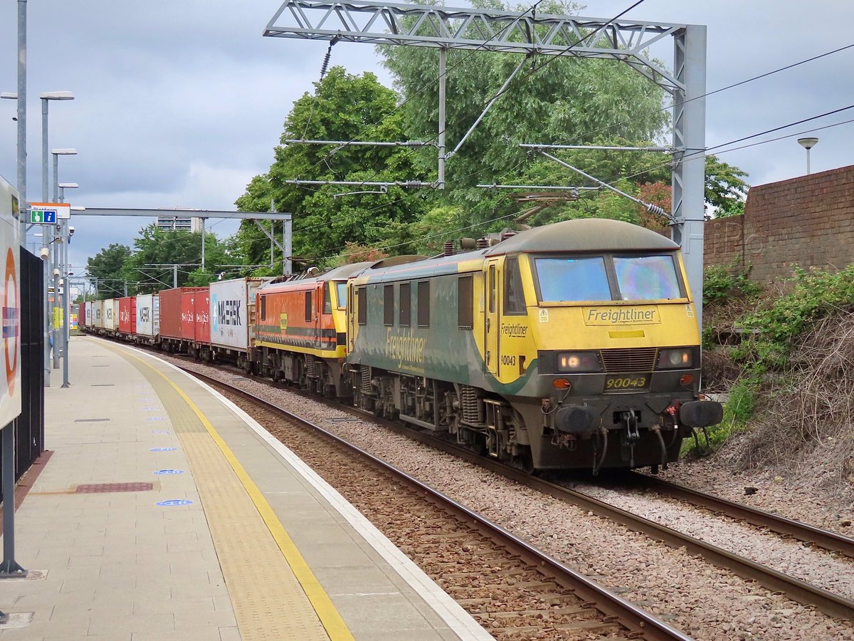 HiPa125's tweet photo. Sequentially numbered #Class90 90043+90044 double-heading (to Ipswich), Freightliner 4L91 0210 Manchester Trafford Park Terminal > Felixstowe North Terminal, pass Caledonian Road &amp; Barnsbury Station, on the 30mph Down North London Relief Line 

🛤⚡️
30/06/21 https://t.co/ln0O2I3ttR