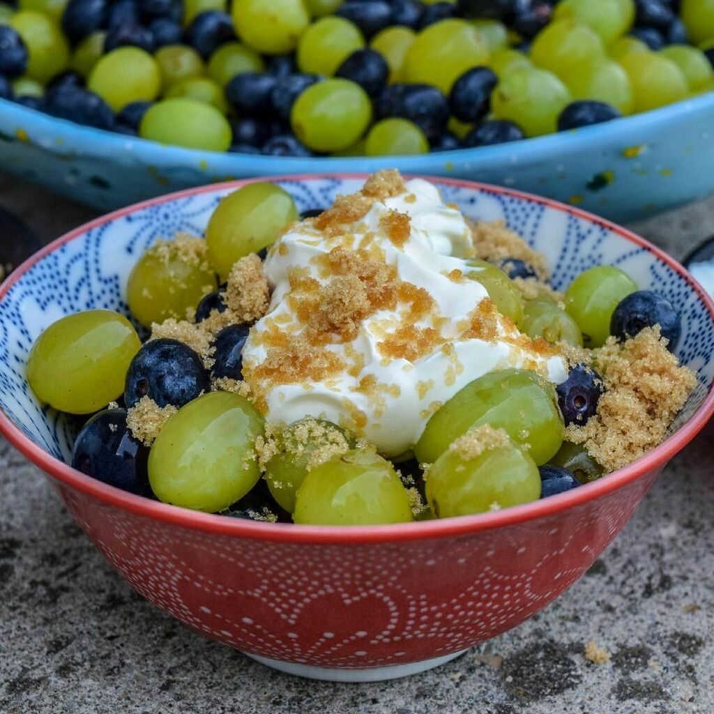 CleanEatsFast's tweet image. This is the EASIEST dessert ever, and it’s always a hit at summer cookouts. 🌈

Sweet, light, crisp, and refreshing, with only four ingredients and no cooking involved. 🌈

(NON-RECIPE) RECIPE: 

Wash blueberries and grapes in a colander. Top with a do… ift.tt/3x7TnjB