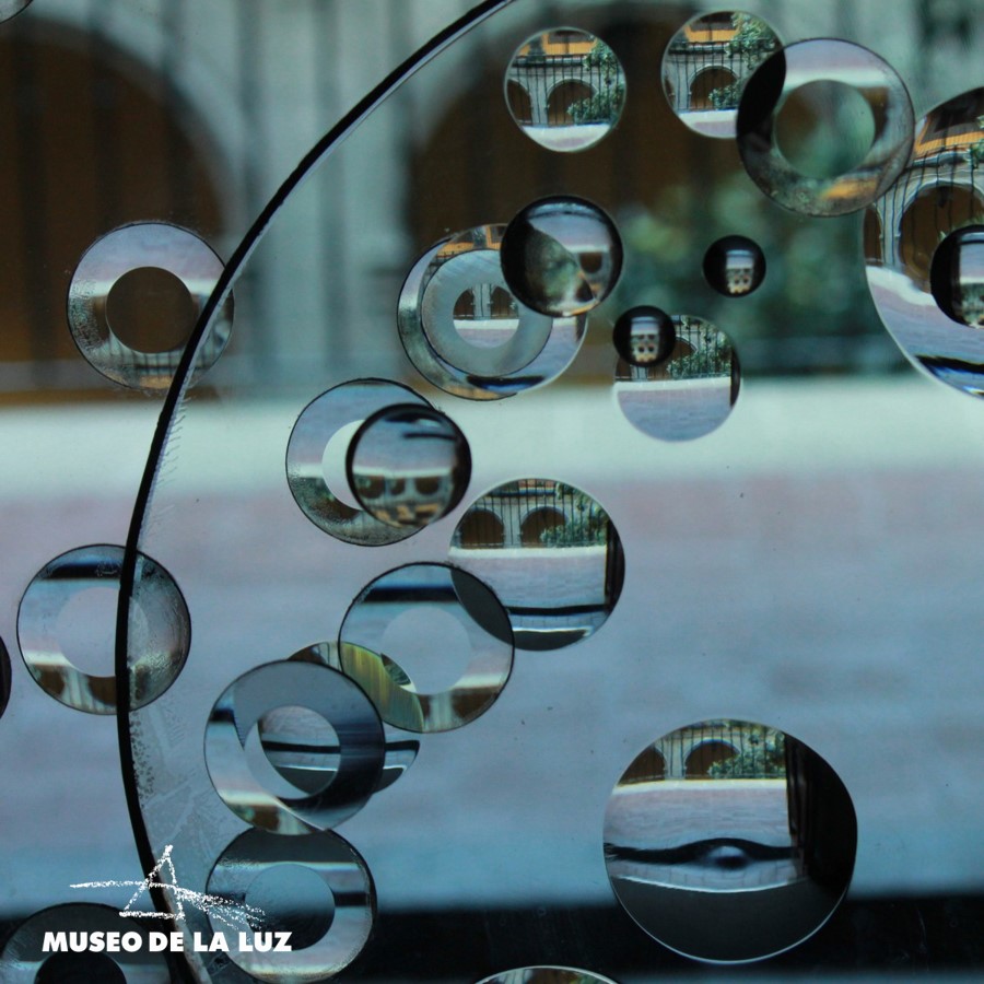 El tamaño y la curvatura de las #lentes, así como la distancia de los #objetos a éstas, permiten formar diversas #imágenes: derechas o invertidas, reducidas o aumentadas, reales o virtuales. 🔎🦋

Conoce sus características en nuestro canal de #YouTube 👉🏽 bit.ly/30gg5Ib.