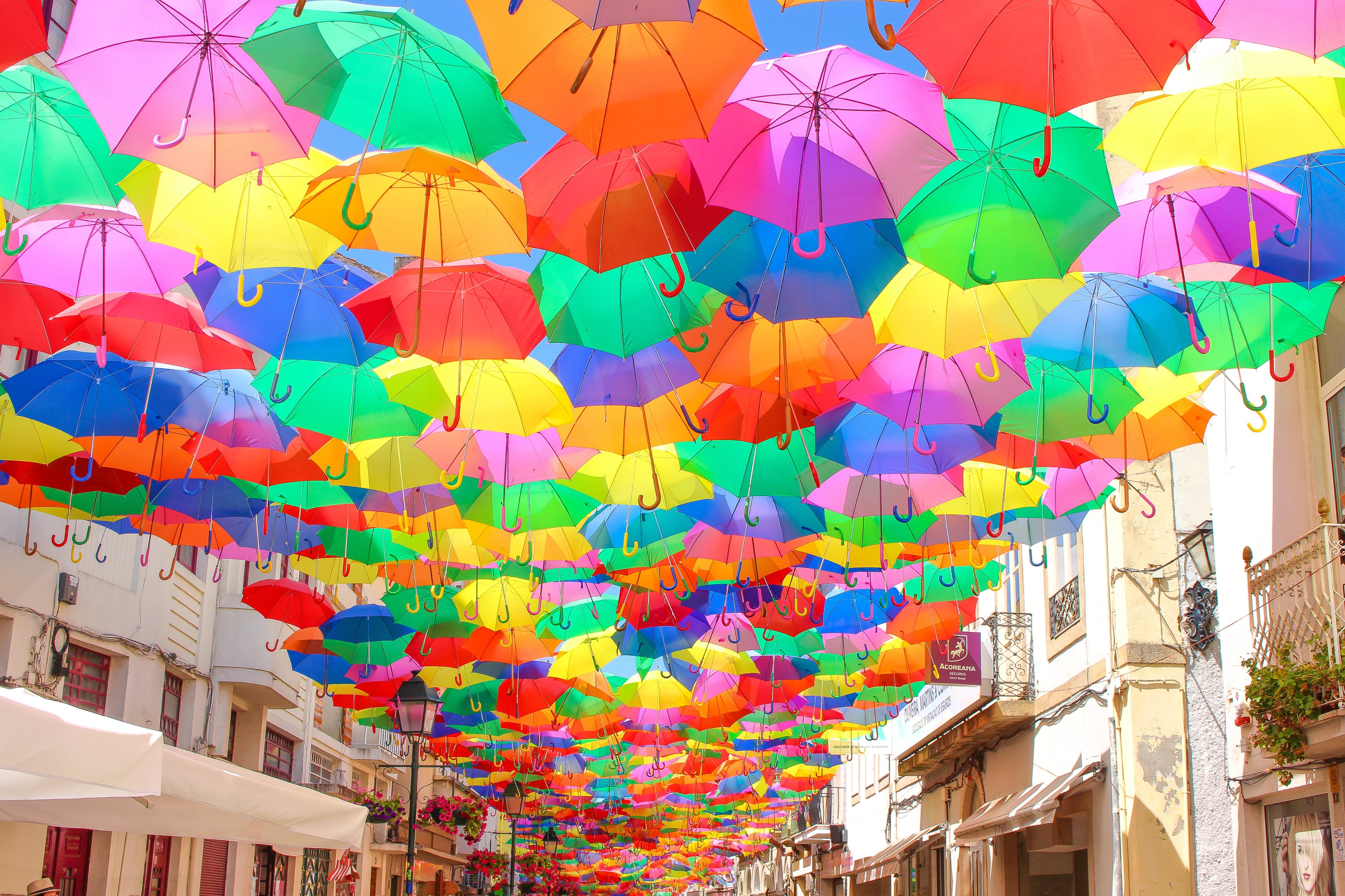 His 公式 添乗員同行の旅 Impresso 気分が上がるカラフルな写真 例年7月になると ポルトガル の アゲダ ではいろいろな道がカラフルな傘で彩られ 夏の強烈な日差しを和らげてくれます 今日の東京は大雨ですね こんなカラフルな傘が並べば雨の