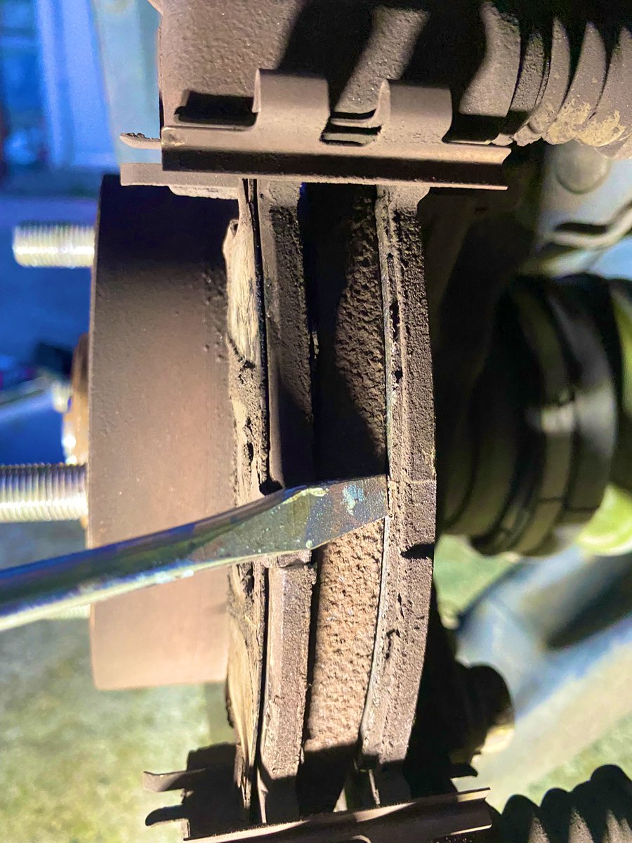 k_auto_service's tweet photo. 皆様お疲れ様でございます😌

本日の記録、

ワゴンRのフロントブレーキ交換

異音と共に車が止まりづらいとの事、
ブレーキパッドの残量ほぼ0

皆さんも早めのブレーキパッド交換を心がけて下さい💦
梅��真っ只中なので足回りには注意して安全走行を心がけましょう🤝✨

#中古車販売
#ワゴンR https://t.co/GQ0INcUybH