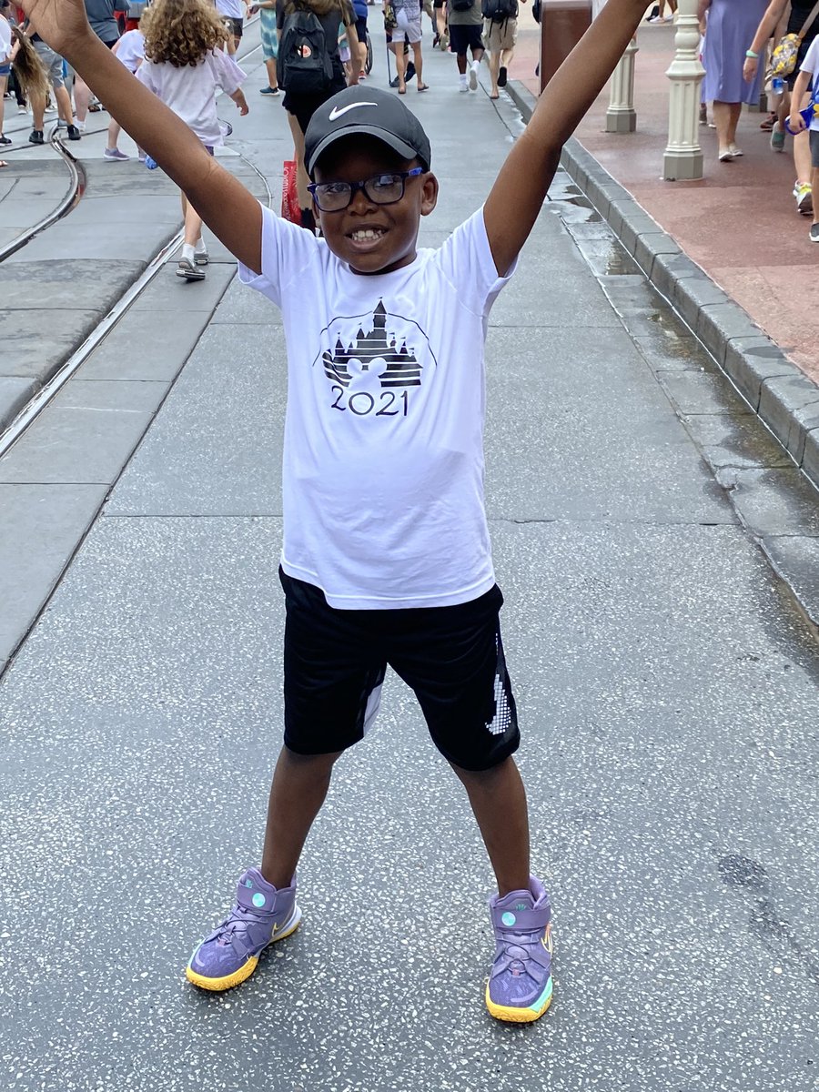 taylorqd25's tweet photo. I didnβt realize how much we all needed this get away. Family fun at the expense of my feet and wallet π©π#TheTaylorsDisneyTakeOver #Family #AnythingforThem https://t.co/zbeZz5QZhW
