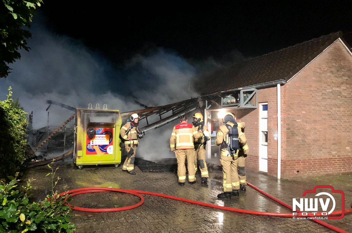 Door snel handelen is erger voorkomen, dat het warm is geweest blijkt wel uit dat de ramen van de naastgelegen woning zijn gebarsten.