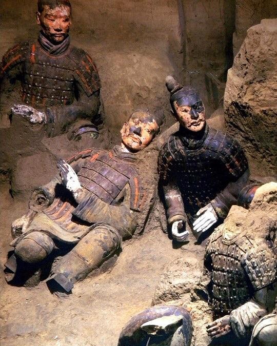 historycoolkids's tweet photo. This is a photo taken in 1974 when the first #Terracotta warriors were discovered in Xi'an, #China. The photo reveals the original colors that were painted onto these life-size clay warriors more than 2,000 years ago before rapid deterioration. #history #artifacts https://t.co/Gf4VP5dSY8
