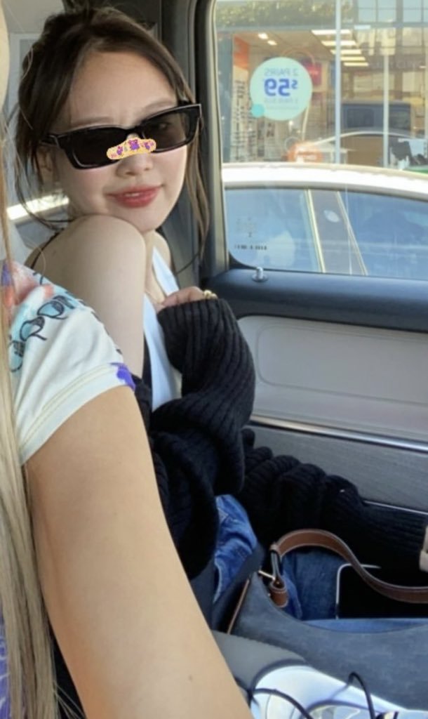 hourly jenlisa tweet media
