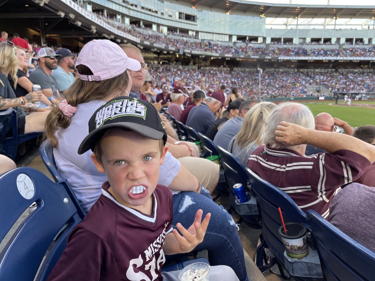 This little Bulldog isn’t the only one to bring some bite to the ⁦<a href="/HailStateBB/">Mississippi State Baseball</a>⁩ game. ⁦@NCAACWS⁩