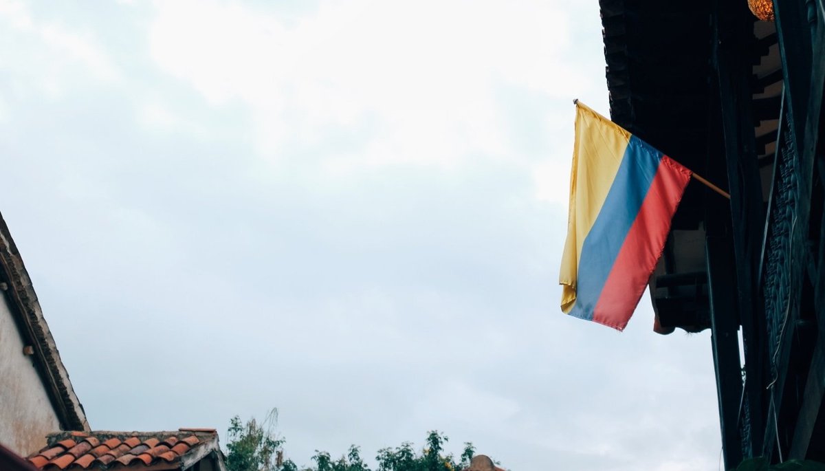 Tenemos una bandera 🇨🇴  en la que todos los colombianos nos podemos sentir representados. No hay necesidad de otras. Nuestro Creador nos hizo dignos sin distinción de razas, condición económica, SEXO o cualquier otra diferenciación.