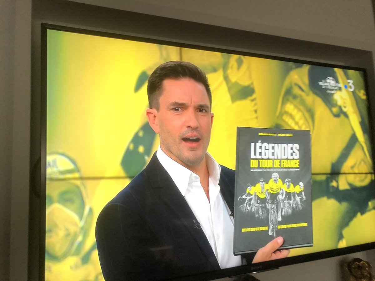 L’adorable <a href="/FabLeveque/">Fabien Lévêque</a> mettait nos « LÉGENDES DU TOUR DE FRANCE » à l’honneur ce soir dans #TLS sur @France3tv et l’offrait à <a href="/L_Jalabert/">Laurent JALABERT</a> 180 histoires pour revivre es plus grandes heures du Tour de France 240 pages 29,95€ #livre #TDF2021 #bestseller #gerardholtz <a href="/editionsgrund/">Editions Gründ</a>