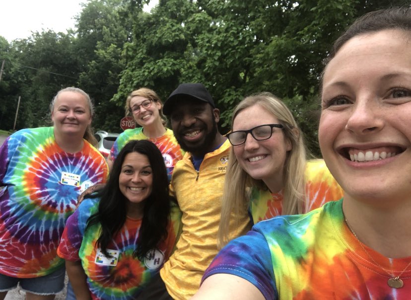 HeberHunt's tweet photo. Heber Hunt Photo Hunt: Picture with a custodian 
#oneteamonedream #hhphotohunt https://t.co/AOew08VMr2