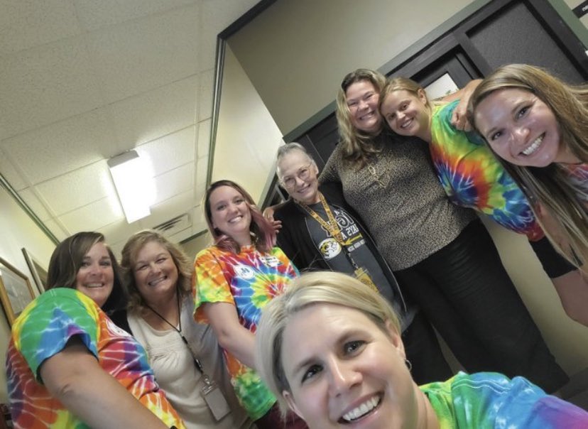 HeberHunt's tweet photo. Heber Hunt Photo Hunt: Picture with Central Office employees @SEDALIASCHOOLS 
#oneteamonedream #hhphotohunt https://t.co/oF1wjogNJ5
