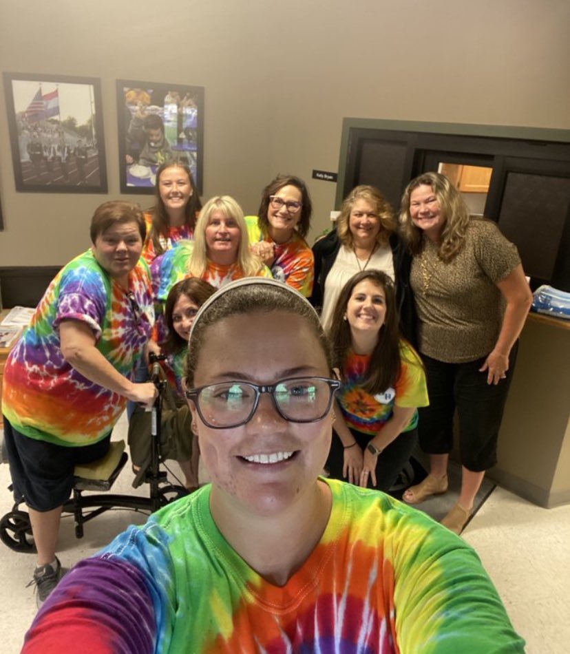 HeberHunt's tweet photo. Heber Hunt Photo Hunt: Picture with Central Office employees @SEDALIASCHOOLS 
#oneteamonedream #hhphotohunt https://t.co/oF1wjogNJ5
