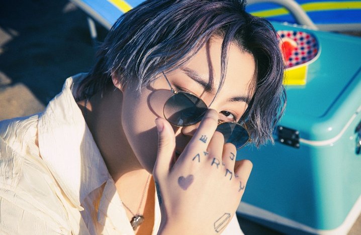 Camila06470344's tweet photo. Pq diabos tiraram a tatuagem dele no outro Concept Photo e nesse deixaram ?!?¿?!¿
Bighit pare de tirar as tatuagens do neném no Photoshop!!!!
Por essas e outras que ele se sente reprimido em mostrar!!
@bts_bighit #JUNGKOOK #conceptphotoversion4 https://t.co/Mn5cGqVXaI