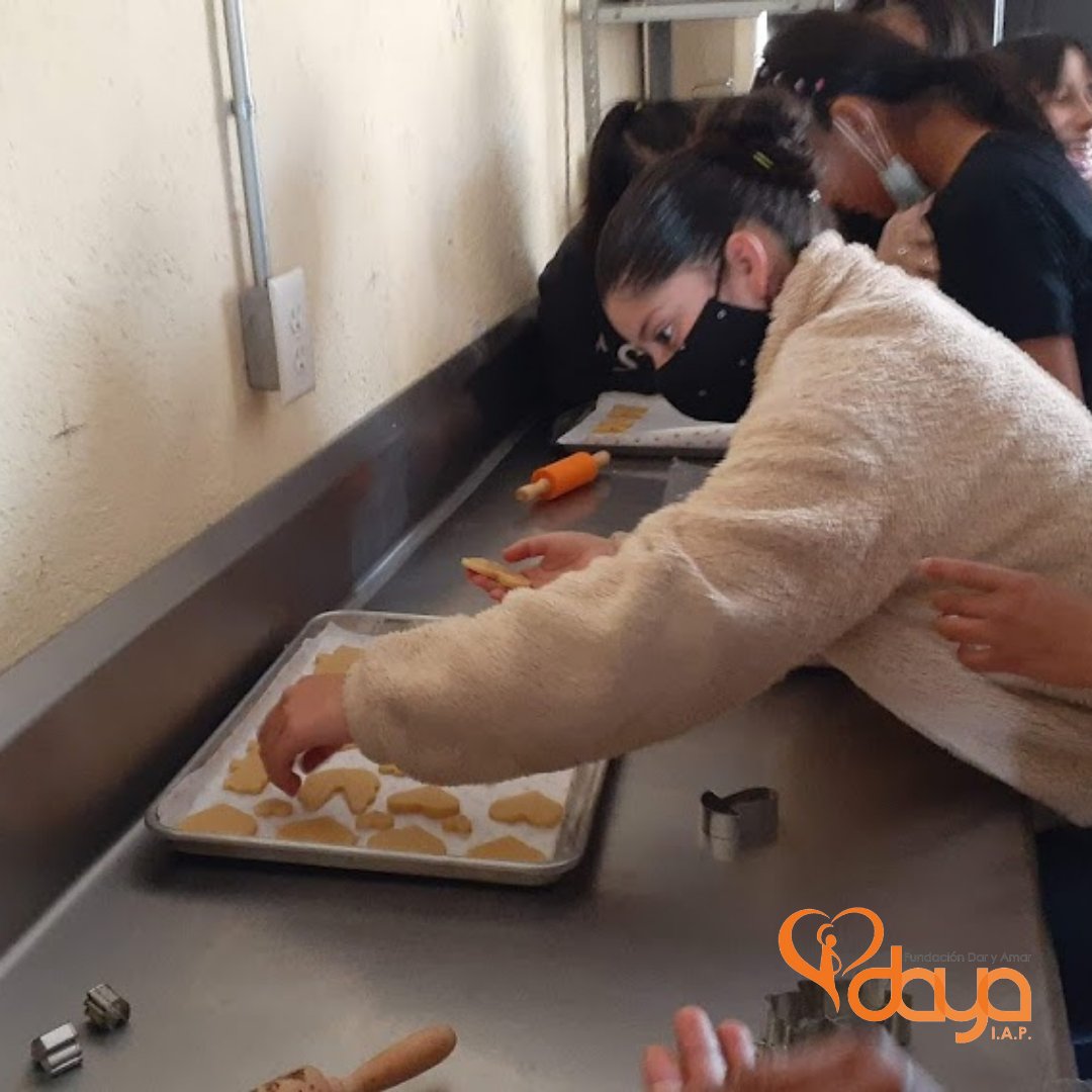DAYAIAP's tweet photo. 🍪🍪🧡 Así vivimos la clase de galletas con Mayte y su familia.

 Gracias @comunalmx por ayudarnos a conectar con personas increíbles.

  ¡Tú también puedes ayudar! https://t.co/35EHQpuytd