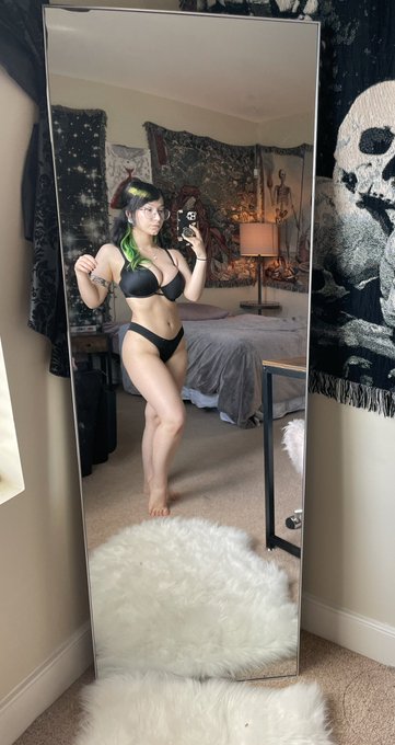 For those asking, the book on my nightstand is where my tattoo is from 😋 https://t.co/rxeI7bac1V