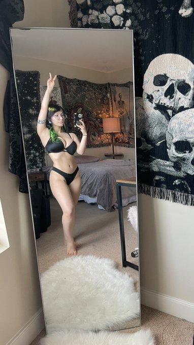 For those asking, the book on my nightstand is where my tattoo is from 😋 https://t.co/rxeI7bac1V