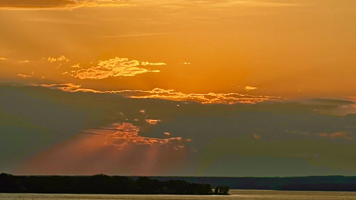 awb_org's tweet photo. Last day of our #solstice Photo Campaign!  Share your #sunrise #sunset photos by using #oneskyonesolstice            @timeanddate @Celestron @esa @AstroSocietyPac @nightskynetwork @BadAstronomer @AfricaAstronomy @Astro4Dev @IAU_NAROAD @rasc @NatGeo @csa_asc https://t.co/lZNERdsJSR