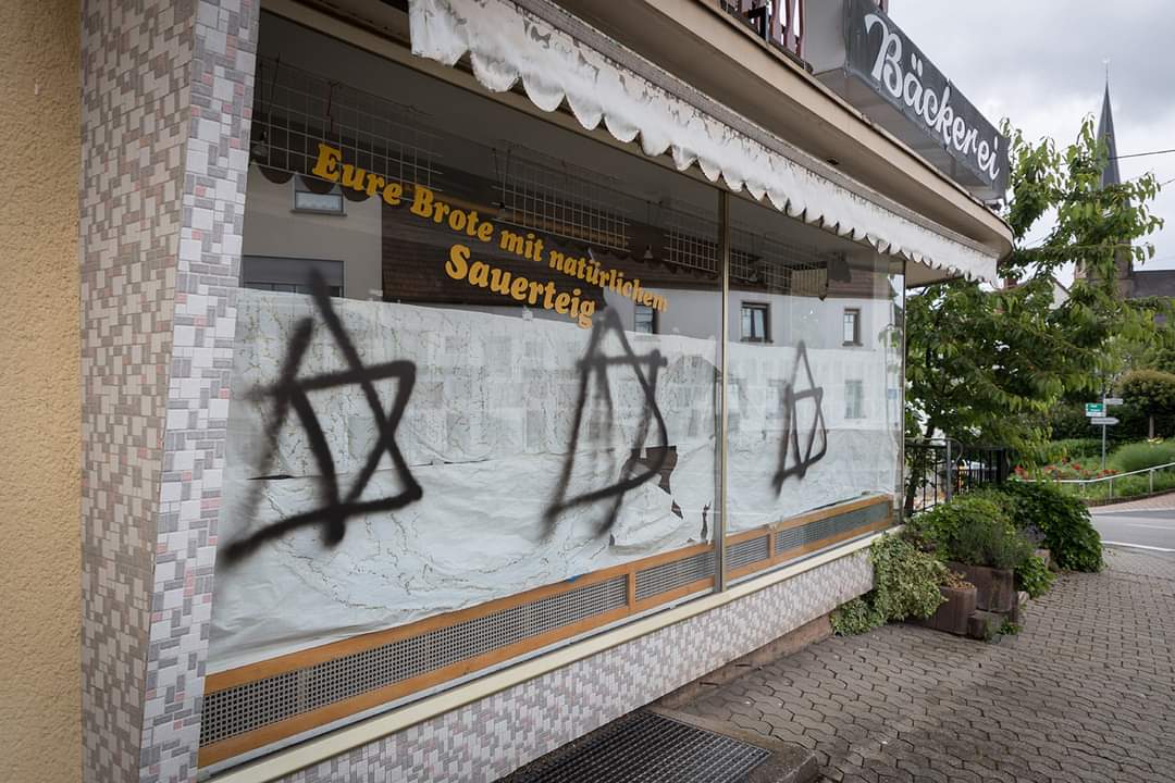 MichaelMamiani's tweet photo. In der Nacht zum Sonntag wurden im #Merchweiler Ortsteil #Wemmetsweiler, Landkreis Neunkirchen, #judenfeindliche #Graffiti gesprüht. Es wurde Anzeige gegen Unbekannt erstattet. Anwohner*innen und Passant*innen zeigen sich bestürzt über die Tat.

#Saarland 
#Neunkirchen
😪😪😪 https://t.co/1rVOqbGbNB
