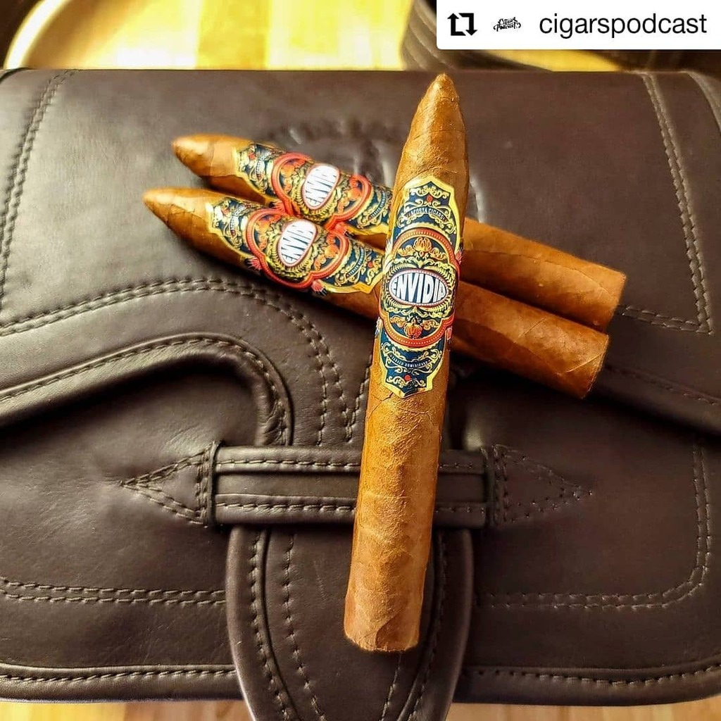 AcostaCigars's tweet photo. #Repost @cigarspodcast
• • • • • •
Donde La Envidia Tuya Es Muy Grande
Envidia by @acostacigars
Let age, not envy, draw wrinkles on thy cheeks.
#AcostaCigars #LaLujuria #CigarsPodcast #CongaDad #CigarRican #LegalmenteNelson #PSSITA #BOTL #SOTL #CigarAficionado #CigarO… https://t.co/18gOBHeEof