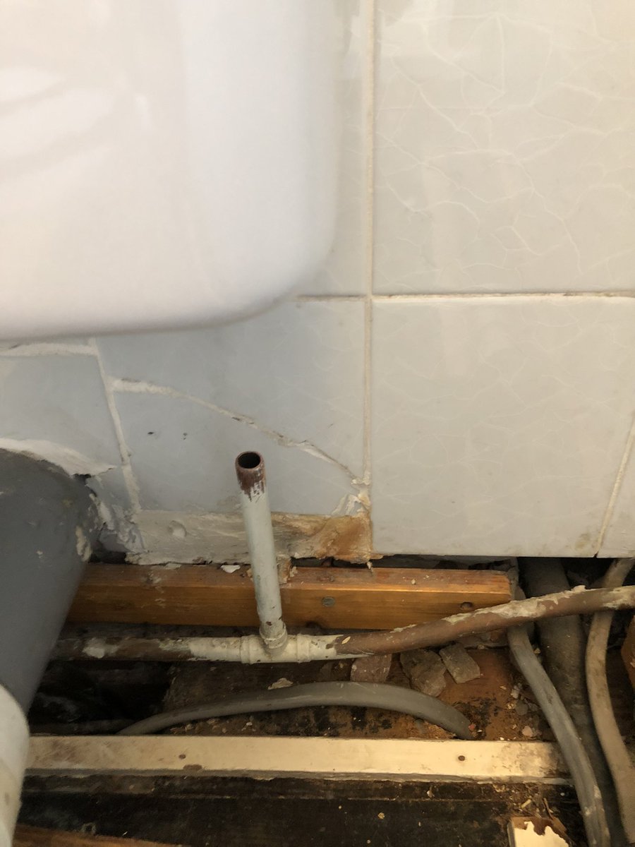 Mike21691820's tweet photo. Emergency toilet repair after the leak was causing property damage. 👍😎 all inquiries call/message 07950588599 https://t.co/ssGEINuIHl