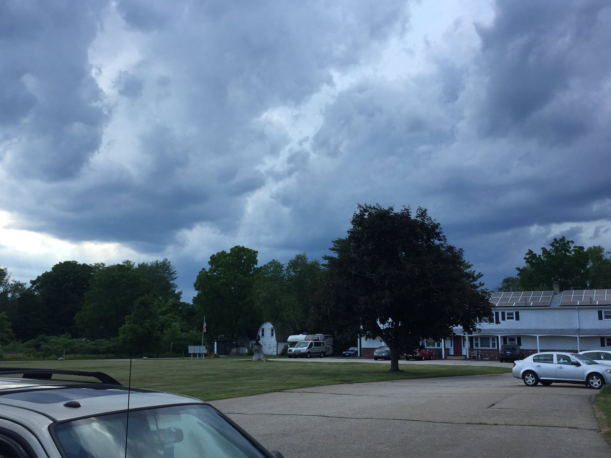 Semac1974's tweet photo. West Brookfield looking north @WxManAJB @MetMikeWCVB https://t.co/2Etfbo9feC