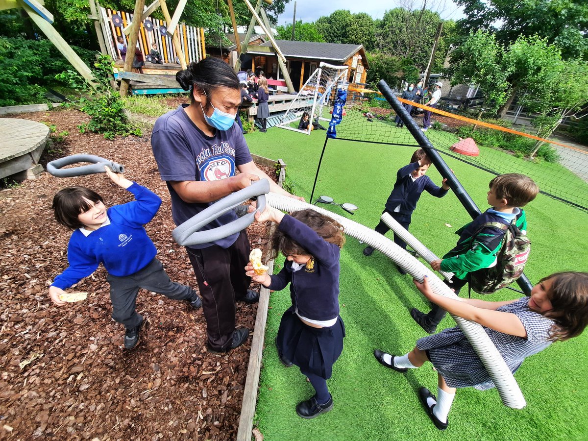 TRIANGLE_APG's tweet photo. Special day of play today as we welcomed @GasworksLondon @laimaleyton #Innerswell project. A loud and creative afternoon of sound making, curating and recording 🔊 

Time for diamond faces and foam tag attack too !🔹️🏴‍☠️ #adventureplayground #oval #arts #community #lambeth https://t.co/IJDYZ8LaRz