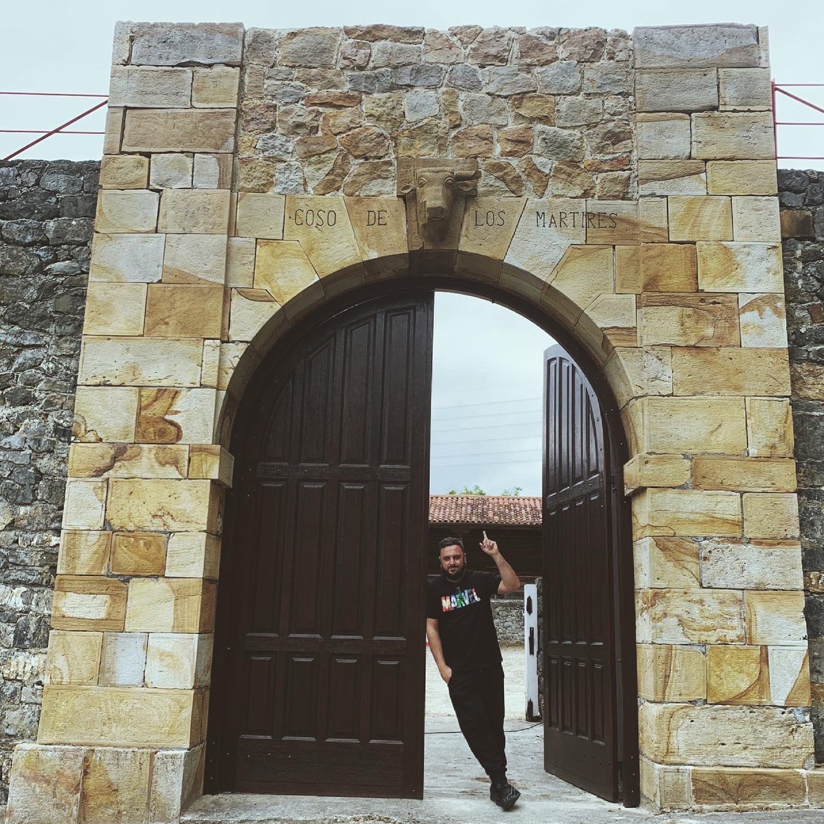 - ¿A que no hay huevos de montar un evento de electrónica con este panorama, en una plaza de toros cuadrada a tomar por culo del mundo?

- Sujétame el cubata.

🤣 Si quieres acompañarnos en esta aventura tienes entradas disponibles en bit.ly/intraticket o en el 600517222