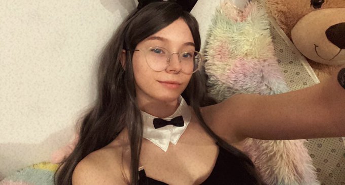 Dark hair honestly fits me very well ? https://t.co/LV8PO7F1Zf
