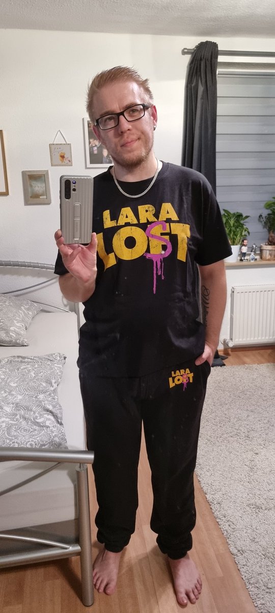 IIVMCMXC's tweet image. Von der Spätschicht heim kommen und dann ein wundervolles Paket vor der Tür vorfinden mit dem @Lara_Loft Merch von @emp_de ❤

Leider nicht das Glück gehabt eine Autogrammkarte ergattern zu können 😔

#EMP #LaraLoft #LaraLost #Merch #LüLüLü