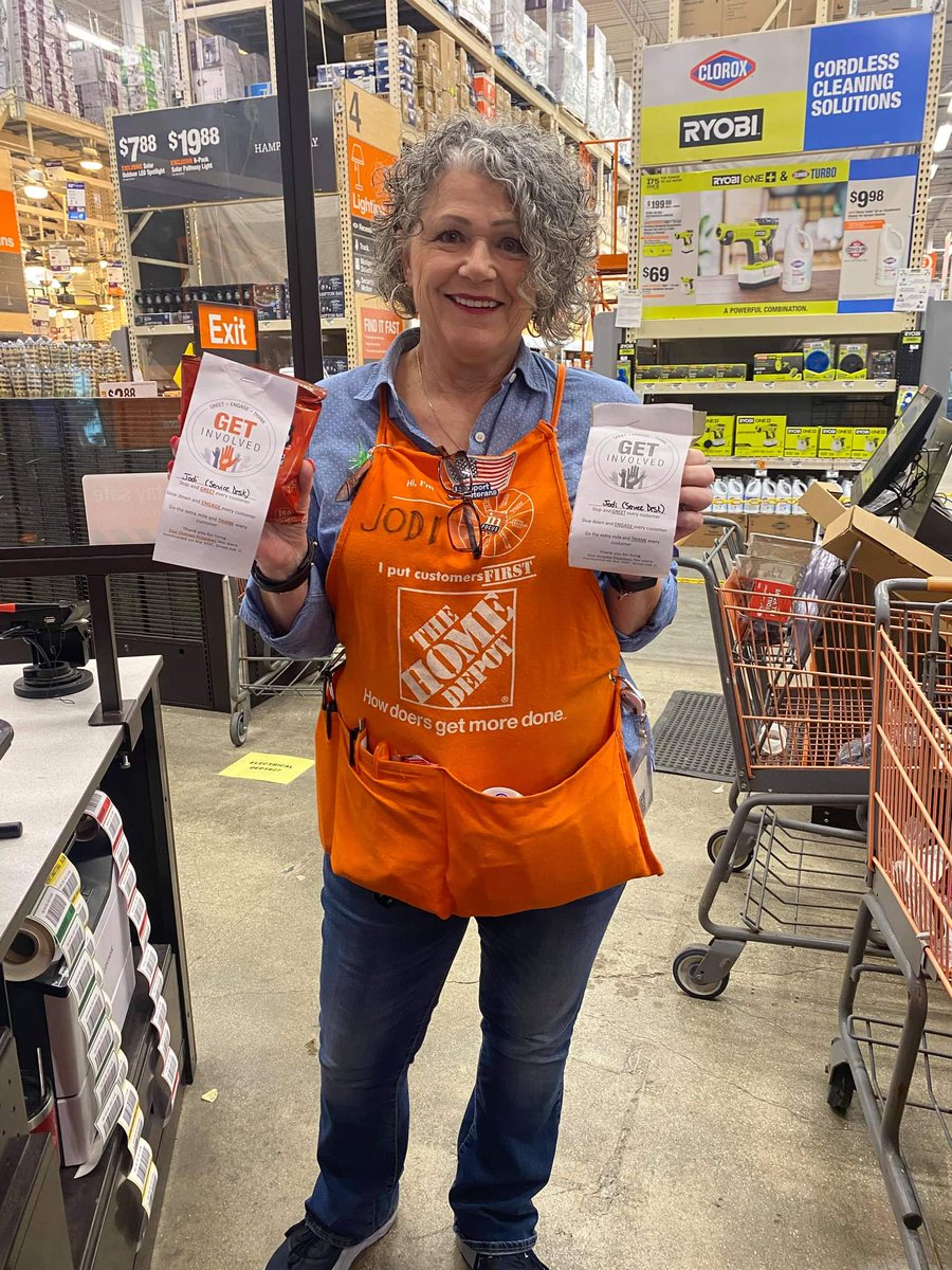 SayliWatson's tweet photo. Mike, Jodi and Brian all doing an amazing job living our Orange Promise and representing GET! A little treat for them for treating our customers like family. @karikwallace @BrettTHD @store255SM @susanbegert @BourdeauDon @asm_255 @AlwaysBWinnen @Michael48706 https://t.co/kI9IRccrpH