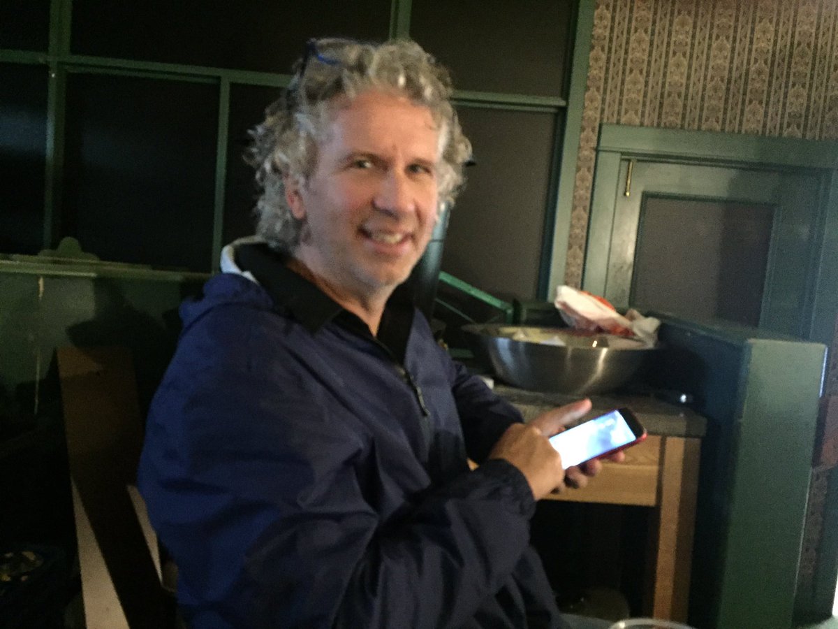 Please join us in sending out Happy Birthday wishes to our own Rob Ritchie, the man of 
many talents, words, melodies, laughs ... 
all the best ❤️