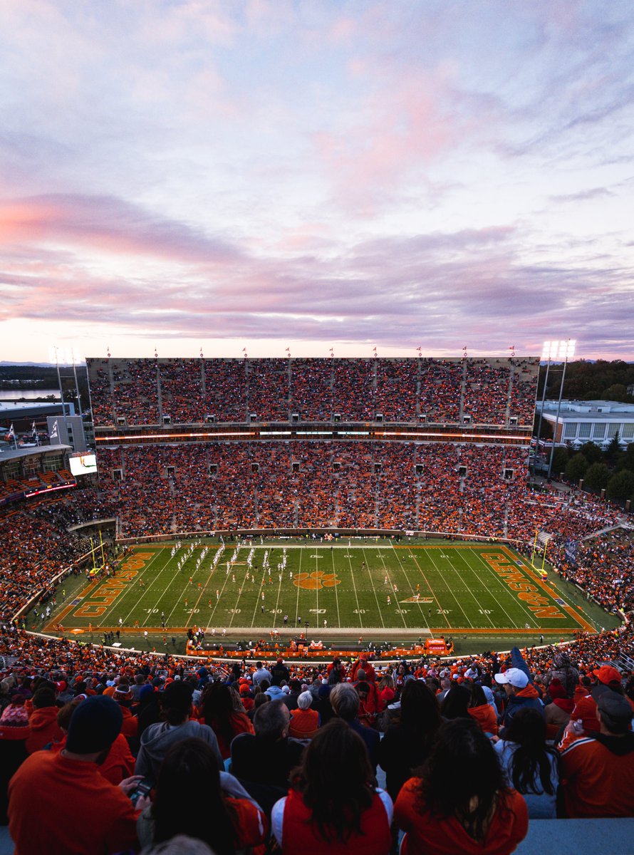 ClemsonTrackXC's tweet photo. 𝙏𝙤𝙪𝙧 𝙏𝙪𝙚𝙨𝙙𝙖𝙮: Saturdays in Death Valley are undefeated, just like @ClemsonFB over the last 28 home games. 

C U soon 😎🧡💜

#ClemsonTrackXC https://t.co/8pQ63fx70u
