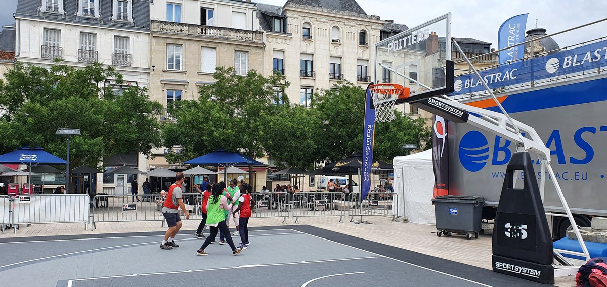 Un ballon qui donne le sourire aux jeunes des Couronneries venues fouler le terrain de 3x3 de la mairie de Poitiers...
Merci à William Leconte et Omar Habbane pour leur intervention auprès des jeunes
