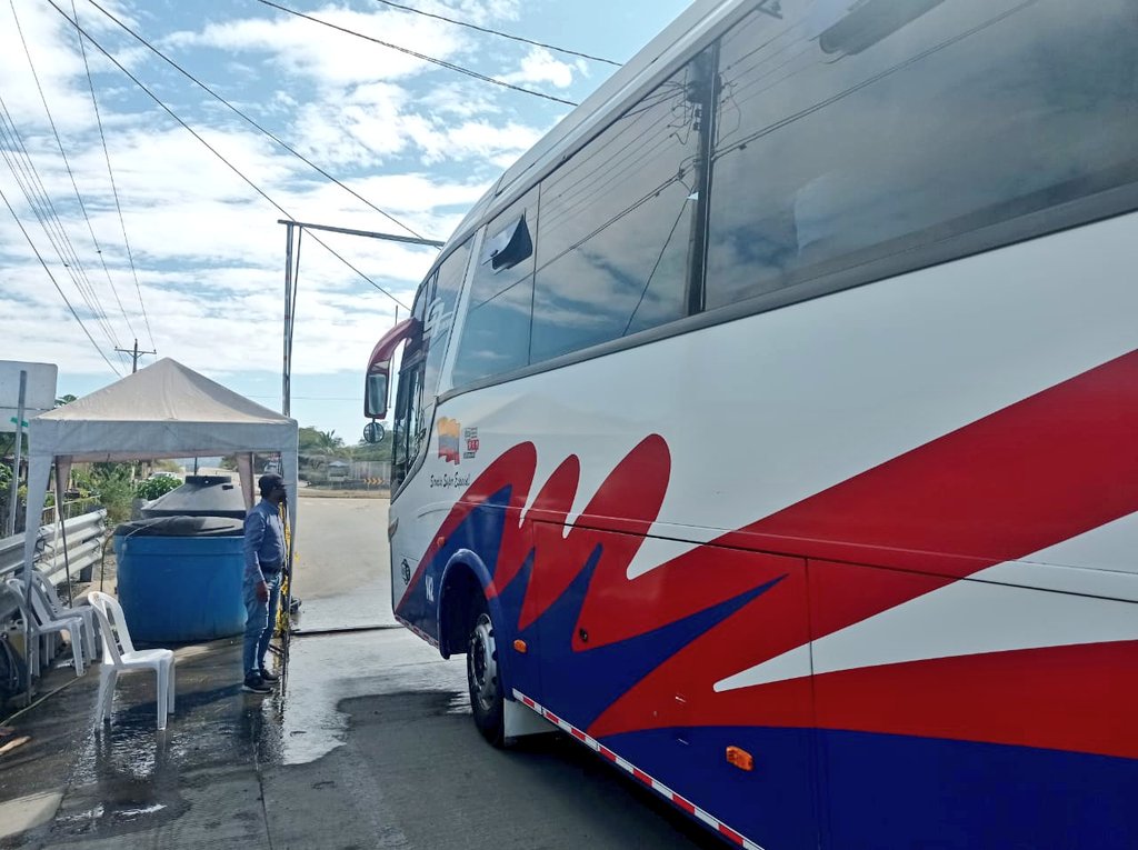 #Loja | El #MAG en coordinación con <a href="/AgrocalidadZ7/">Agrocalidad Zona 7</a>, GAD Cantonal de Zapotillo y <a href="/FFAAECUADOR/">Fuerzas Armadas del Ecuador</a>, realizan inspección y desinfección vehicular en punto de control de Saucillo en el cantón Zapotillo, con el objetivo de prevenir el ingreso de Foc R4T al país.
#EcuadorSinFocR4T🇪🇨