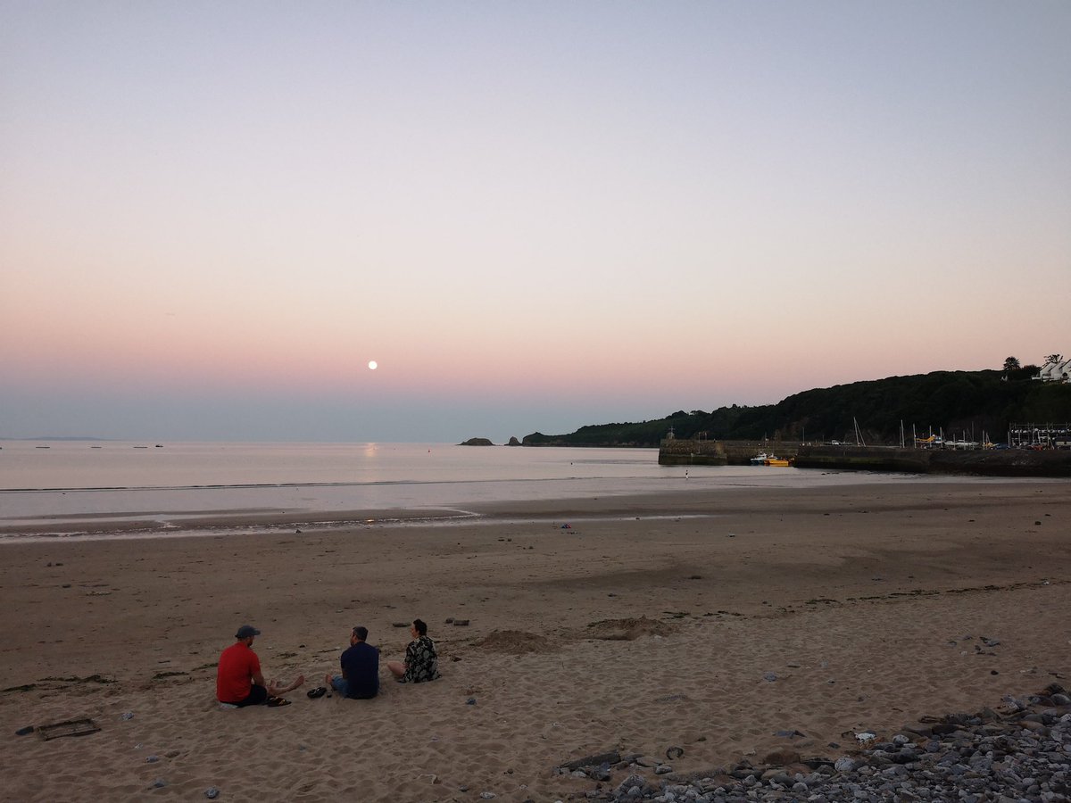 What a mad day. Phew 😰 
Glad to see the sun go down on it. #busyday #sunset Congrats #AndyMurray <a href="/Wimbledon/">Wimbledon</a> #grazingboxes #pembrokeshire
<a href="/StormHour/">#StormHour</a> <a href="/ThePhotoHour/">#ThePhotoHour</a>
