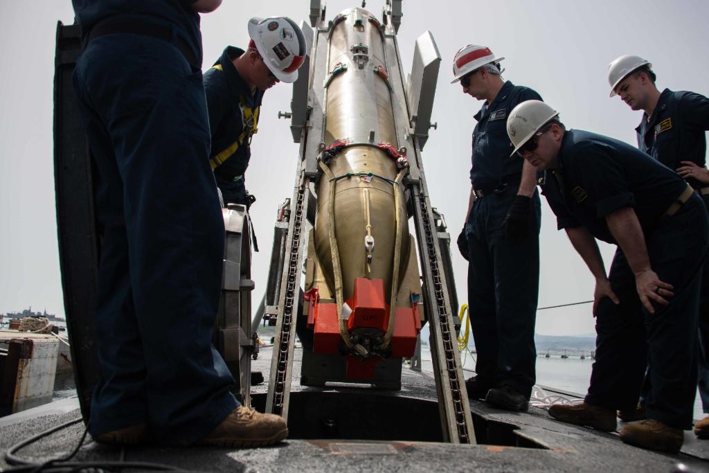 Arming up in @USNavyEurope! 

Sailors aboard USS Montpelier (SSN 765) conduct an expeditionary ordnance onload in Souda Bay, Greece, exercising the capability to load the MK 67 submarine-launched mobile mine. #AForcetoBeReckonedWith