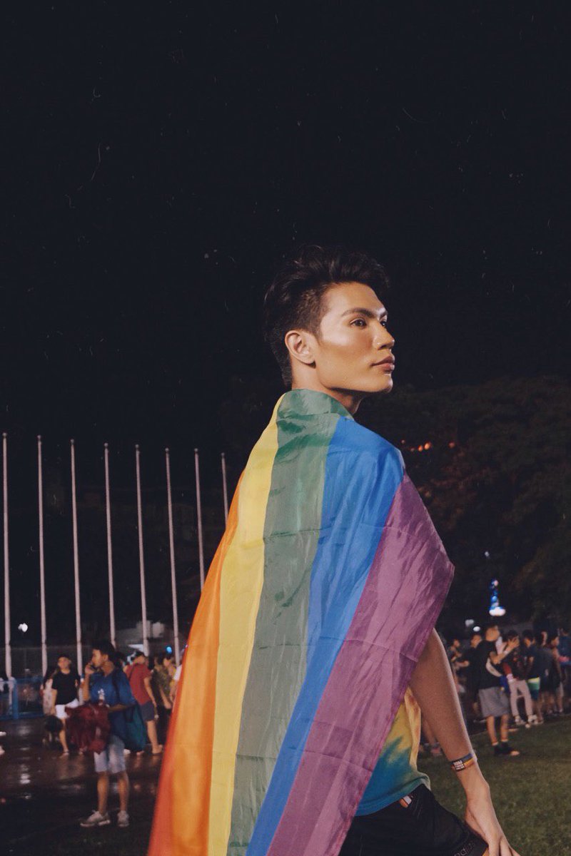 mikopagaduan's tweet photo. 2019 vs 2021

noon, dekadente
ngayon, militante

#PrideCL 🏳️‍🌈 https://t.co/IdXON8DD5e