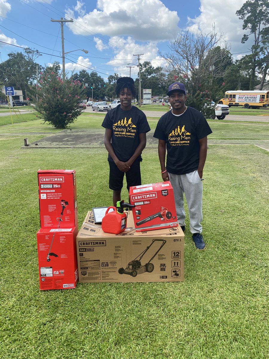 iamrodneysmith's tweet photo. I drove to Louisiana to meet a young man named Norris who has been mowing free lawns for over 4 years . See the picture of my FB post explaining his story https://t.co/RT32LqdhKo