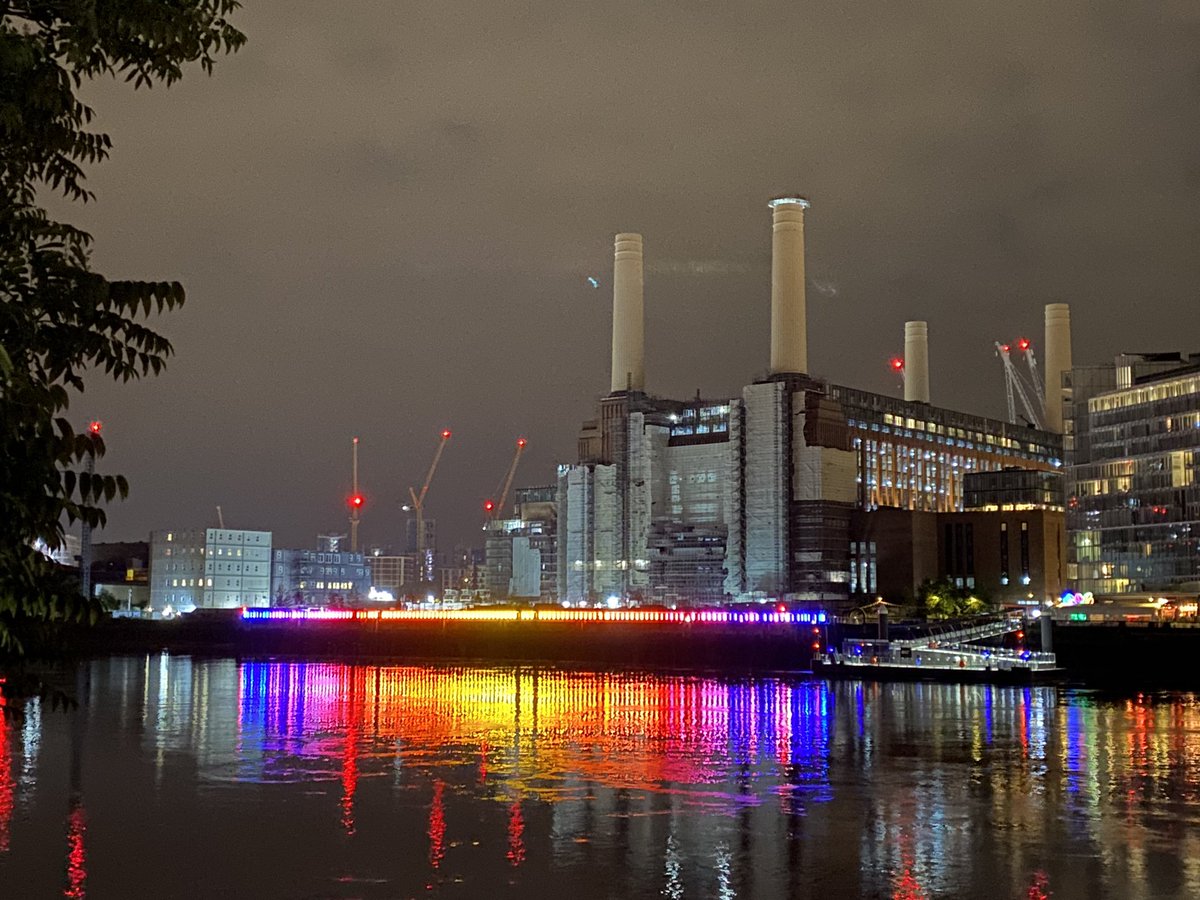 Smithyshere's tweet photo. Tidal colours on a grey evening @BatterseaPwrStn #teflections #riverviews #Thames #Londonatnight #happythoughts https://t.co/gguYzZ5NdG