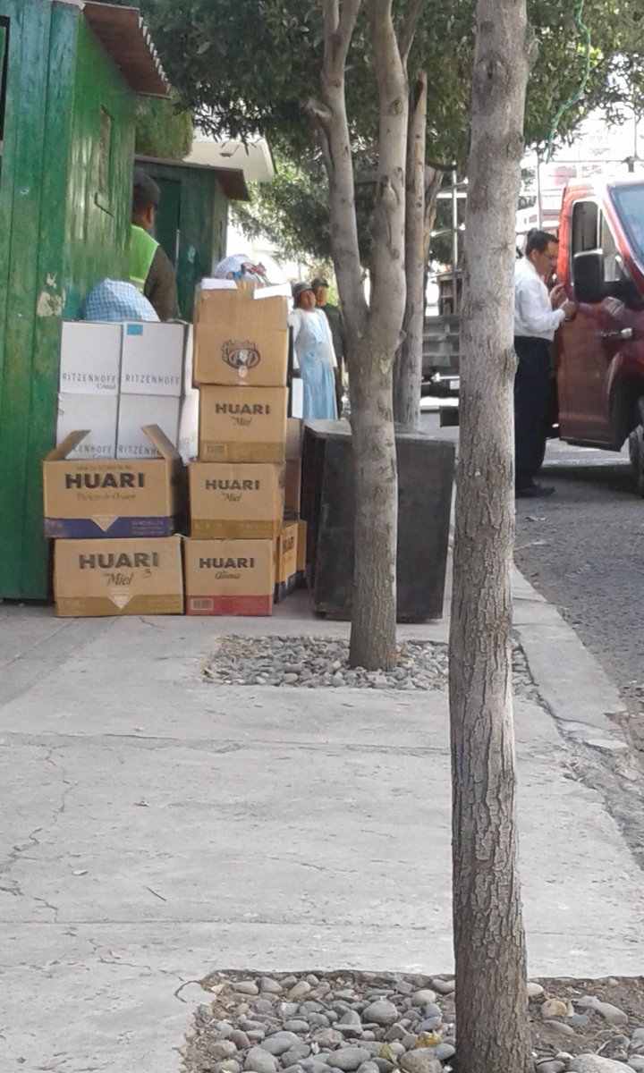 loorj55's tweet photo. @DDHH_Ec @BernardaOM @RegistroCivilec @Salud_Ec @Ecuadorencifras @PlanificacionEc @LassoGuillermo Señores investiguen las grandes fiestas, borracheras y brujerías que se practicaban en la embajada de Ecuador EN BOLIVIA cuando FRANKLIN COLUMBA era embajador apoyado por CARLOS VELASBOLIVI hasta la fecha seguimos sin consul en santa cruz. Por favor analicen la foto https://t.co/zwtVQz1XXA