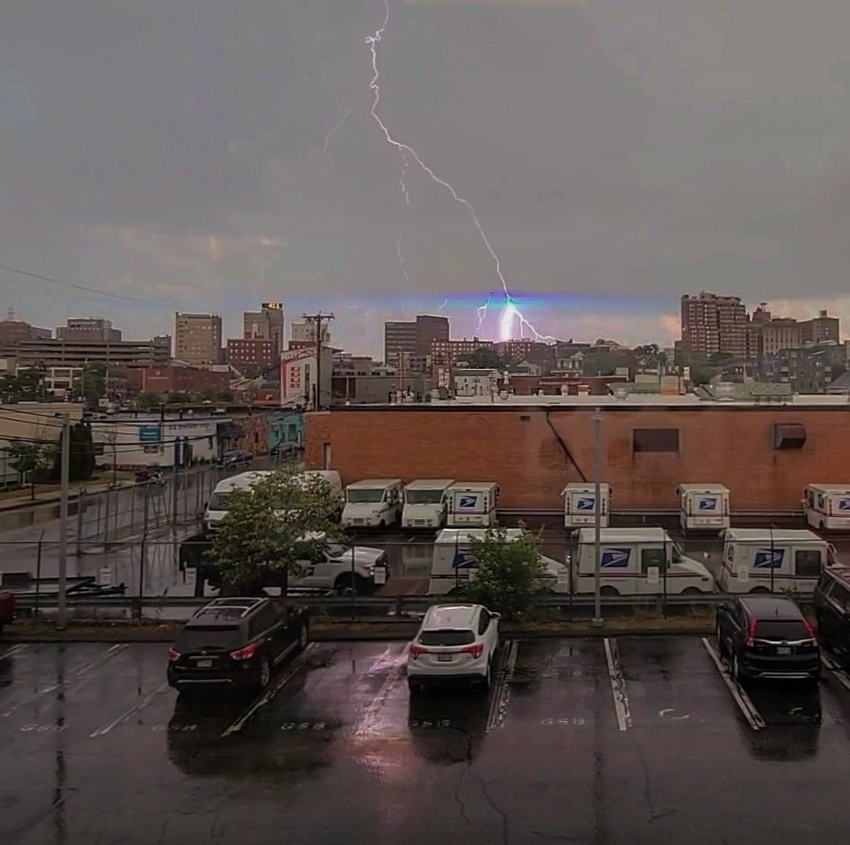 chris_pick89's tweet photo. Lightning strike over @CityPortland.
@CharlieWGME
#wgme #meweather https://t.co/7KhsME6CUw