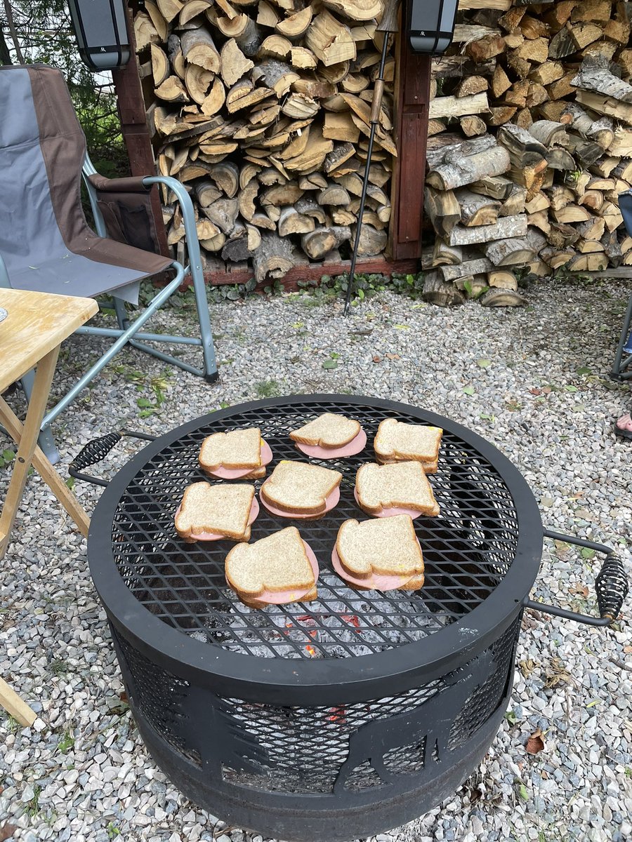 Dinner time at the trailer. Le temps de manger au trailer. Bon long weekend à tous!